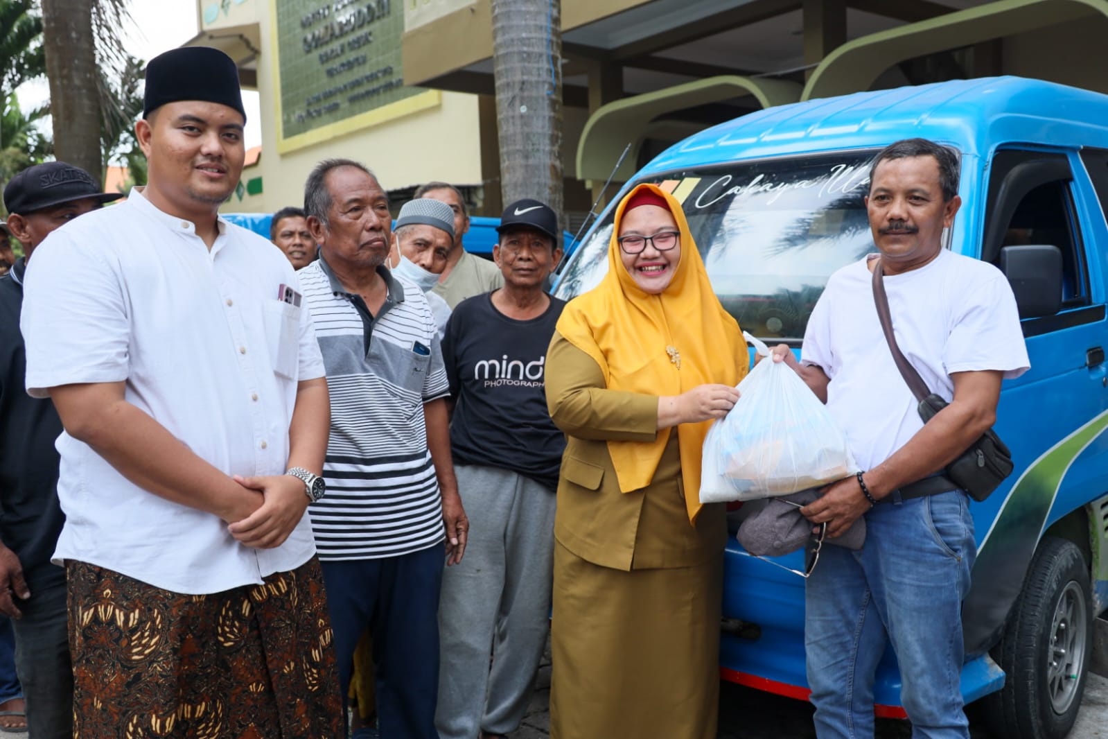 Memasuki Akhir Ramadhan, Bu Min Kembali Berikan Sembako Pada Sopir Angkut Gresik Utara
